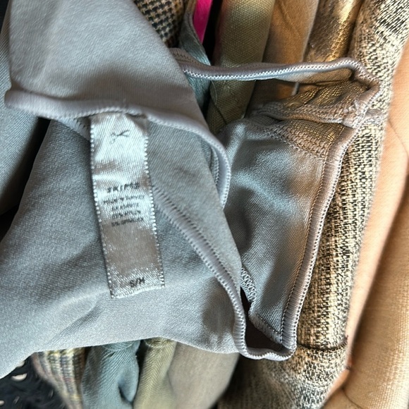 SKIMS gray shortsleeve compression bodysuit size S/M - Picture 2 of 3